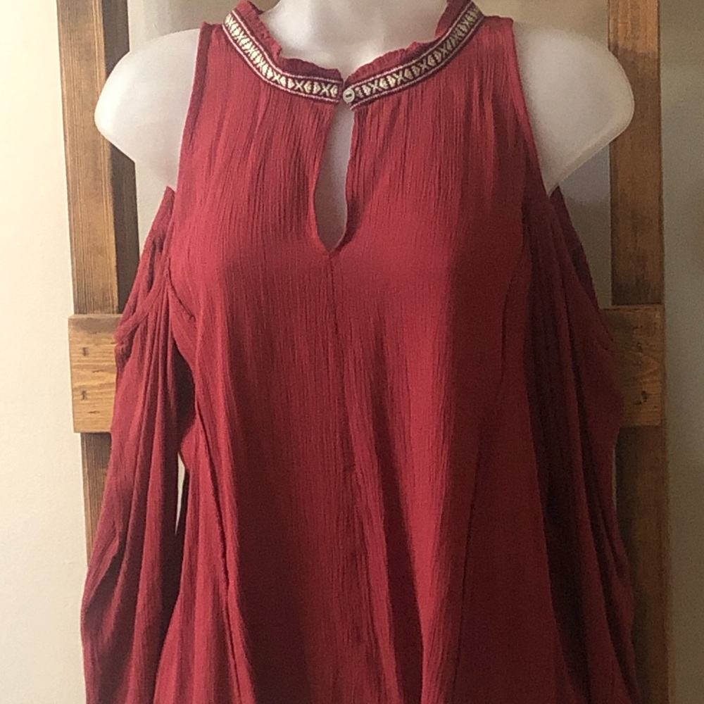 Peep shoulder flowy top